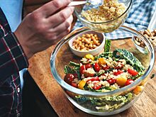 Как правильно хранить салаты, чтобы продлить их свежесть