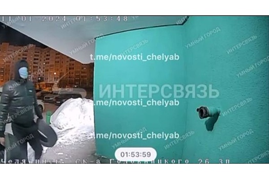 В Челябинске неизвестные подожгли покрышки под дверью квартиры в многоэтажке