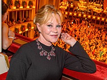 Мелани Гриффит вышла в свет со шрамами после удаления раковой опухоли на лице