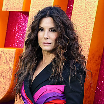 57-летняя Сандра Буллок в элегантном костюме с поясом-корсетом на премьере «Затерянного города»