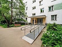 Более 20 подъемных платформ для маломобильных граждан установят в подъездах на западе столицы