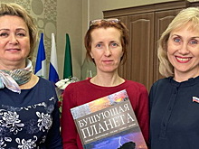 Депутат Заксобрания Антонина Кокошникова подарила двум ангарским школьным библиотекам книги из серии «Великие художники»
