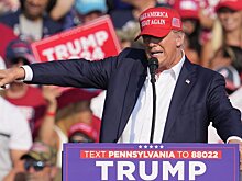 Футболки и кепки с изображением раненого Трампа начали продавать по всему миру