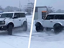Владелец трёхдверного Ford Bronco исполнил эффектный трюк перед дилерским центром