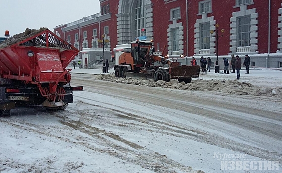 Курские коммунальщики бросили все силы на расчистку улиц и дворов от снега