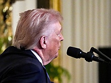 Трамп вышел к журналистам в Белом доме с красным пятном на шее