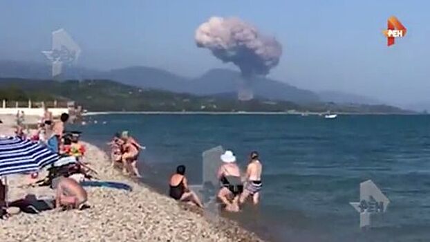 Видео: отдыхающие на пляже в Абхазии выбегали из моря от взрыва
