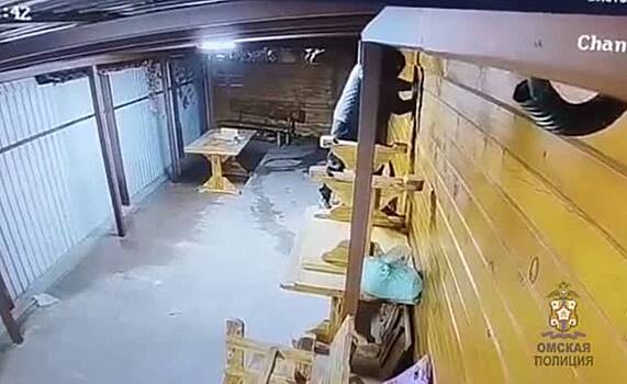 Россияне сожгли банный комплекс и попали на видео