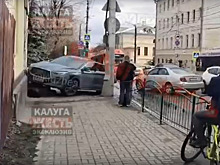 Infiniti протаранил цветочный магазин в Калуге
