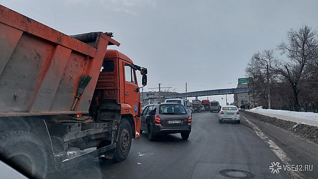 Грузовик протаранил легковушку на оживленном кемеровском проспекте