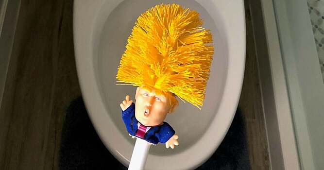 Американская теннисистка вымыла унитаз ёршиком в форме Дональда Трампа