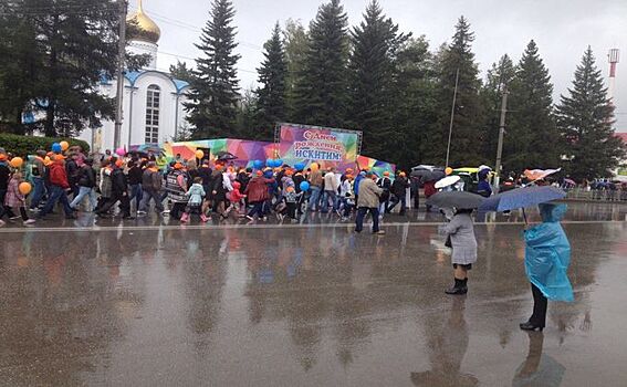 Тысячи людей под дождем собрались на празднование 300-летия Искитима