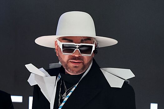 Киркорова высмеяли за розовый наряд с перьями