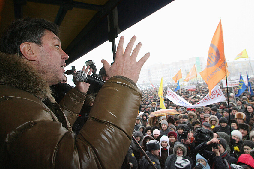 Борис Немцов во время выступления на многотысячном митинге против повышения транспортного налога, прошедшем на Центральной площади у Дома советов в Калининграде, 2010 год