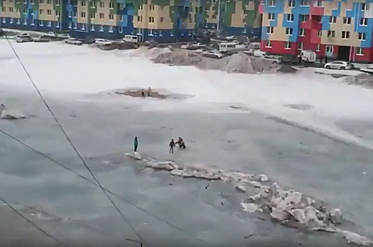 Ямальские спасатели сняли детей со льдины во дворе Ноябрьска