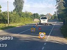 В Гурьевском районе 16-летний мотоциклист опасно прижался к соседнему авто и попал в аварию, парень в больнице