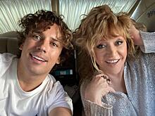 Весенний шик: Пугачева в пышном платье пудрового цвета и прозрачном плаще появилась на семейном празднике