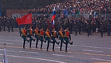 Знаменосцы начали прохождение по Красной площади