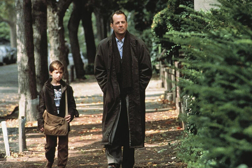 «Шестое чувство» (1999).  А во время пресс-показа этой картины в Москве в финале прослезился когда-то один будущий известный кинокритик и режиссер. В психологическом триллере режиссера М. Найта Шьямалана Брюс Уиллис сыграл детского психолога, который работает с девятилетним мальчиком, утверждающим, что он может общаться с мертвыми. За роль в картин Брюс Уиллис получил премию People's Choice Awards как лучший актер. На множество других премий, в том числе и крупнейших, номинировался в основном юный Хейли Джоел Осмент как актер второго плана.