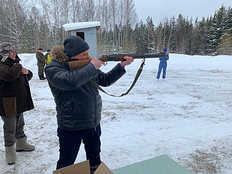 Главы четырех свердловских городских округов соревновались в меткой стрельбе