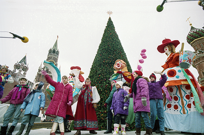 Бесплатные новогодние представления на Васильевском спуске у Красной площади в дни школьных каникул, 1 января 1993 года 