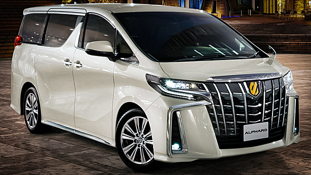 У минивэна Toyota Alphard появилась "золотая" версия