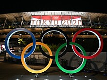 Олимпийские чемпионы поцеловались, накрывшись флагом на Играх