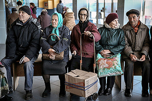 Украинские пенсионеры устроили давку из-за продуктов