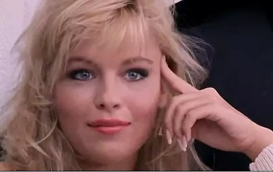 К тому времени у «горячей» блондинки уже был опыт съемок в кино, она сыграла в паре эпизодов в сериалах.