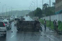 Во Владивостоке водитель такси перевернулся на мокрой дороге