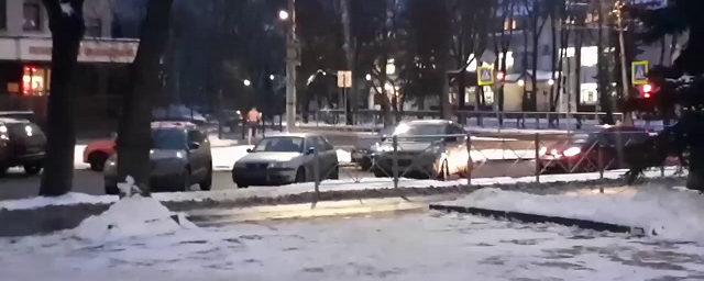 Мужчина в одних трусах и с мобильным телефоном гулял по улицам Пскова