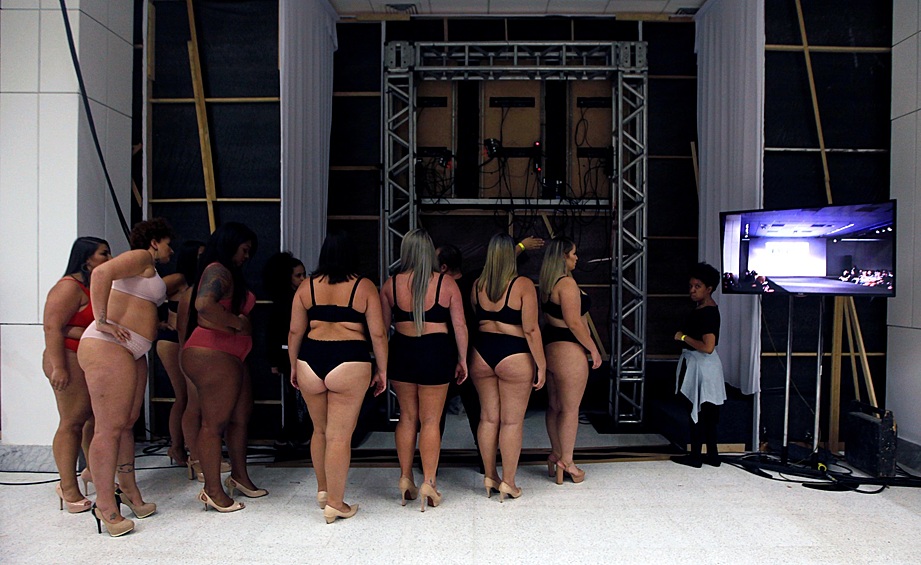 Модели перед показом белья марки Nayane Rodrigues