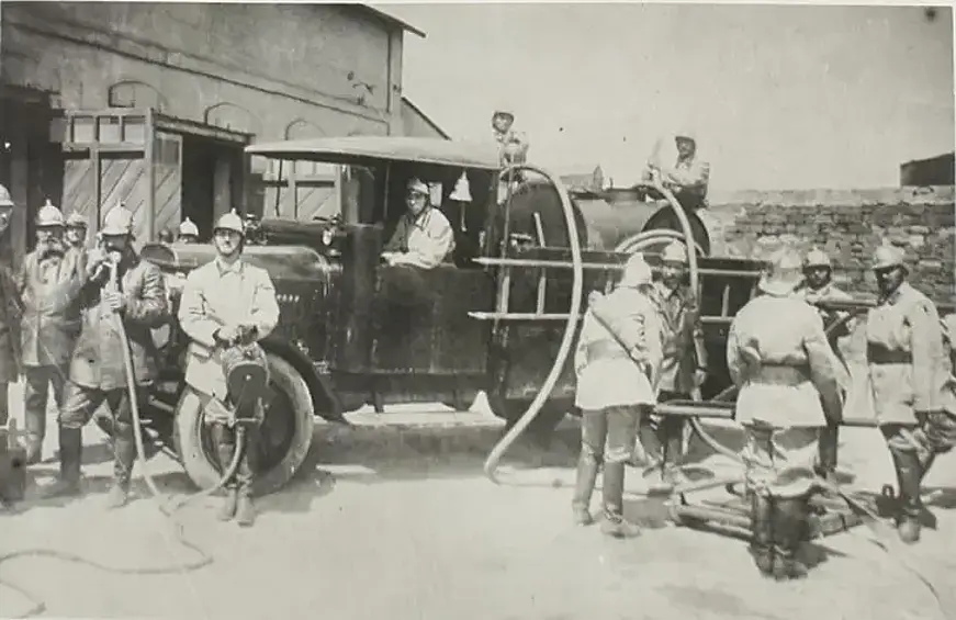 Пожарная команда на нефтяных разработках. Оборудование по последнему слову техники, 1930 год.
