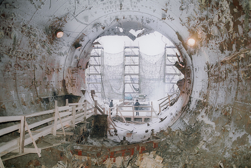 В доке судоремонтного завода в Росляково завершаются работы по расчистке завалов в третьем отсеке (на снимке) погибшей атомной подводной лодки "Курск"