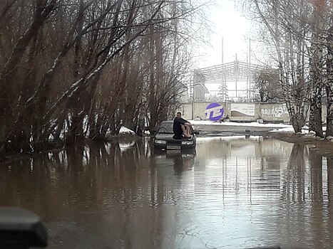 «В Африку плыл и заблудился?»: на Сортировке водитель застрял в луже, которая похожа на море