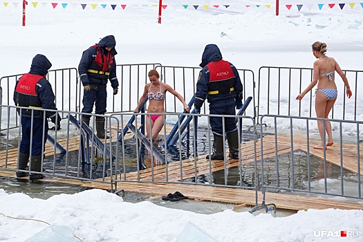 По щиколотку в воде: купель на озере Солдатском в Уфе уходит под лед