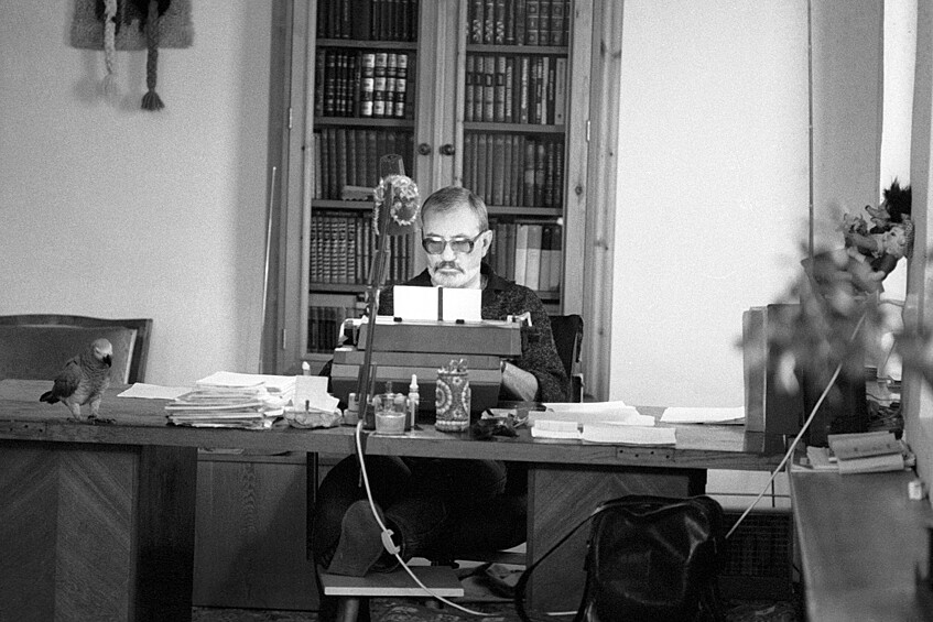 Виктор Мережко в своем рабочем кабинете, 1990 год