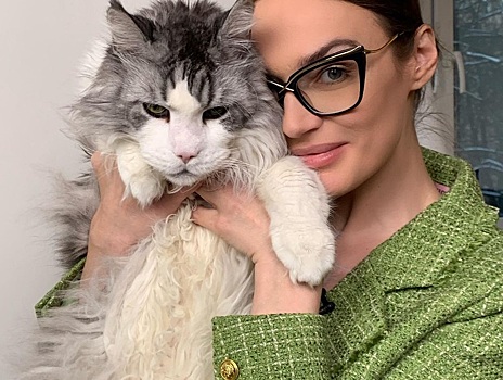 Алена Водонаева в пиджаке травяного цвета собрала комплименты поклонников