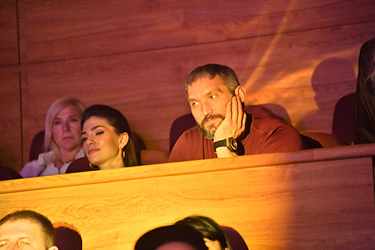 Выглядит молодым и подтянутым: дочь Глаголевой пригласила отца на день рождения сына