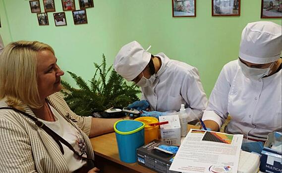 В курской школе № 22 медики провели акцию «Сердце учителя»