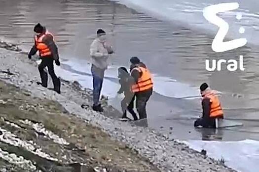 Российский школьник провалился под лед в 10 метрах от предупреждающей таблички