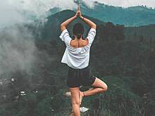 Фитнес-тренер объяснила пользу позы дерева для организма