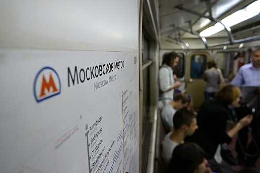 Объявления в поездах на Арбатско-Покровской линии метро начали дублировать на английском языке