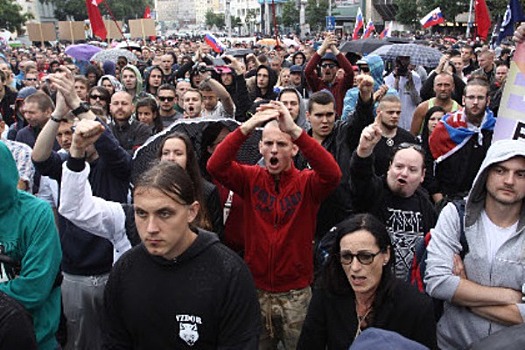 В Братиславе участники митинга разорвали флаг ЕС