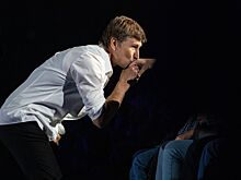 Фото: Алексей Ягудин позирует с пивом и корзиной раков после победы в турнире шоу-программ