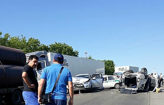 Жуткие фото с места ДТП: возле Сызрани на трассе М-5 столкнулись несколько автомобилей