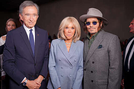 Жена президента Франции Макрона Брижит в джинсах снялась с Джонни Деппом