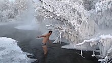 Туристы в Якутии искупались в пятидесятиградусный мороз