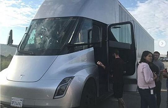 Грузовой Tesla Semi вышел на дороги США