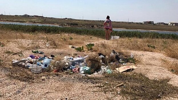Пляжи курортного города Херсонщины оказались завалены мусором